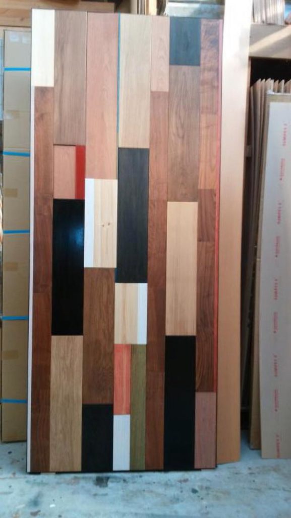 堅木を貼り合わせドア